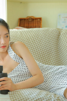 60后妇女户外拍照